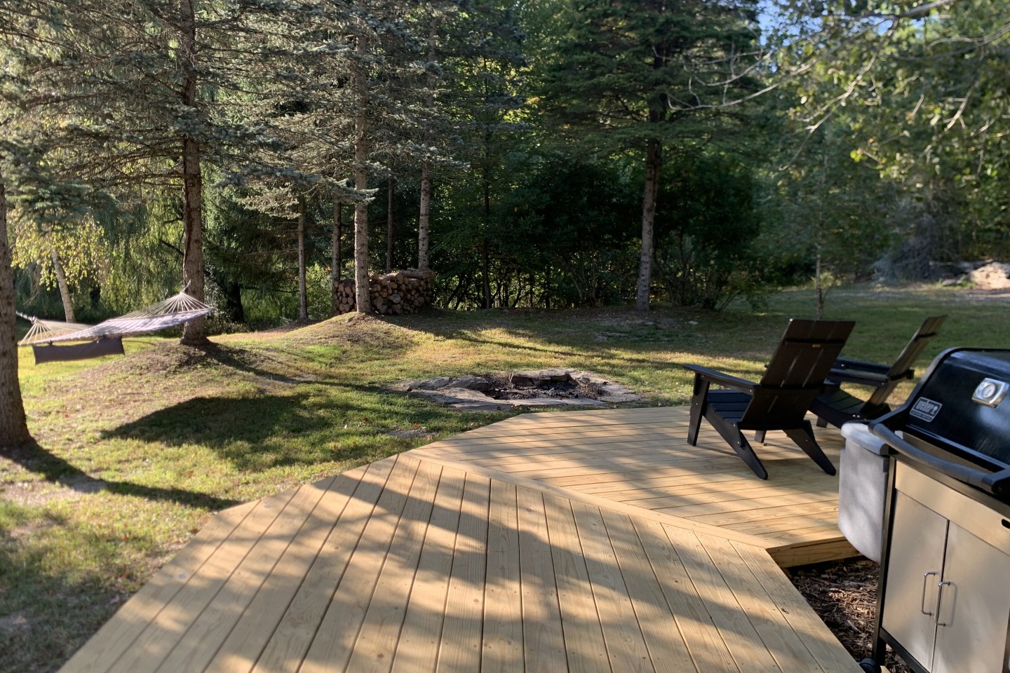 Relax on newly built deck. Wood fire pit, BBQ grill & hammock.